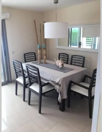 Preciosa Villa con Jardín y Piscina Privada