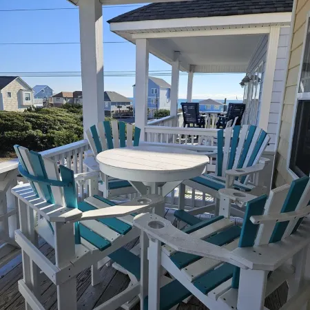 Coastal Comfort: 4-bedroom house with pool and sound access, 3 min walk to beach