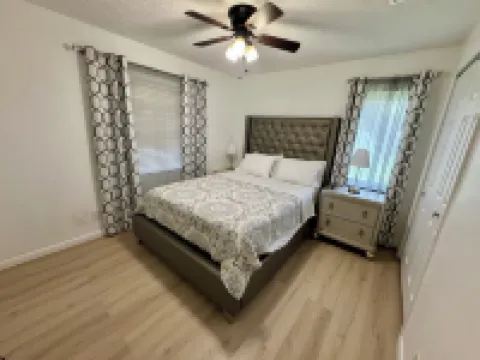 Beautiful oversized 2-bedroom house in Riverview near many points of interest. Hotels in Riverview