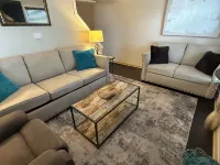 Home Away from Home2-bedroom house in nice Wyandotte with AC, WiFi 懷恩多特酒店