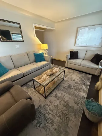 Home Away from Home2-bedroom house in nice Wyandotte with AC, WiFi