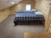 Romantic Cabin Hideaway — Outdoor Rain Shower, Soaking Tub & Fire Pit