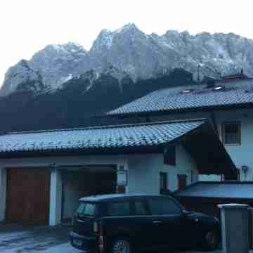 Spacious apartment with unique Zugspitzpanorama Hotel Exterior