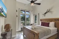 메인 스트리트에서 몇 걸음 떨어진 시크 컴포트!