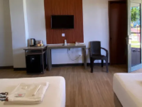 24/7 Lantawan Resort オスロブのホテル