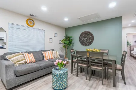 M2-Bungalow Home Quiet & safe 3bedroom 2 bath Foot of the mountain Kingbed! Отели в г. Монровия