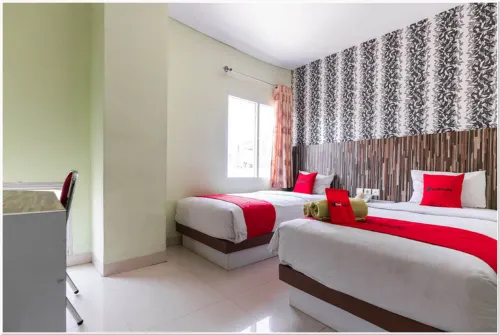 RedDoorz Plus @ Hertasning Area Hotels in Rappocini