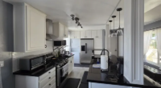 Cozy 2-bedroom condo with WiFi, AC in lovely Lake Forest.