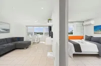 1 BEDROOM APARTMENT, REMODELD WITH OCEAN & POOL VIEW