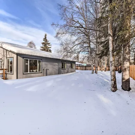Kenai Home w/ Fireplace < 10 Mi to Big Eddy!