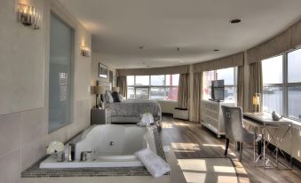 Coast Lonsdale Quay Hotel