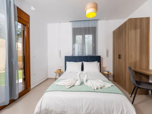 Peaceful Apartment Near Adelianos Kampos