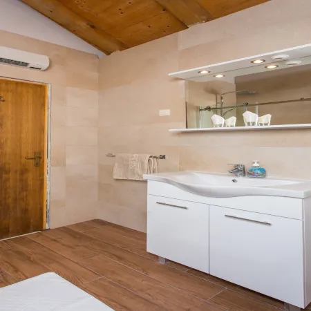 Villa Mirjana - One Bedroom Apartment with Terrace and Sea View (Naranca)