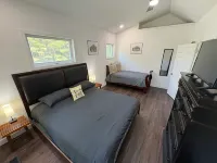 This stylish, modern country home is perfect for a getaway in Summertown, TN. Hotels in Lawrence County