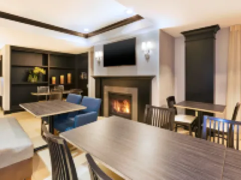 ฮอลิเดย์ อินน์ เอ็กซ์เพรส แอนด์ สวีทส์ วอร์มินสเตอร์ - ฮอร์แชม บาย IHG โรงแรมในBucks County