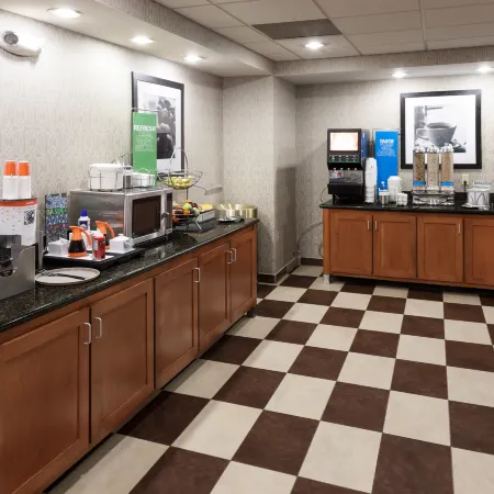 Hampton Inn & Suites Cedar Rapids - North