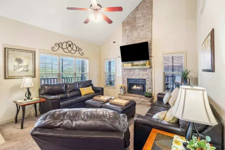 Honey Bee Inn w - Communal Amenities & More!