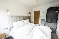 Luxury chalet in wonderful Pembrokeshire National Park, beach & coast path Hotels in Nolton and Roch