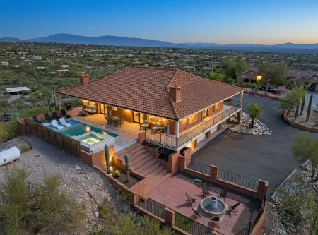 5 Bedroom HILLTOP Modern Breathtaking 360 degree VIEWS Heated Pool Spa Sleeps 16 Отели в г. Каталина Футхилс