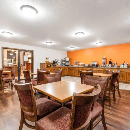 Howard Johnson by Wyndham Oacoma Hotel & Suites