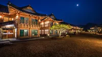 Jeonju Wangyijimil Hanok Hotel فنادق في 