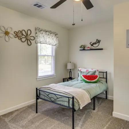 3 Mi to Marina: Quiet Getaway w/ Deck in Lexington