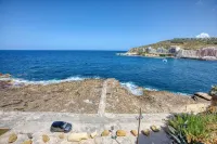 Waterfront Gozo Stay Overlooking Marsalforn Bay - WiFi