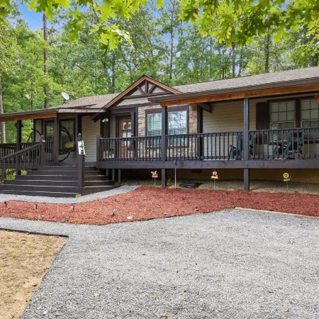 Cozy Cove Escape - Lakeside Retreat 3 Bedroom Cabin