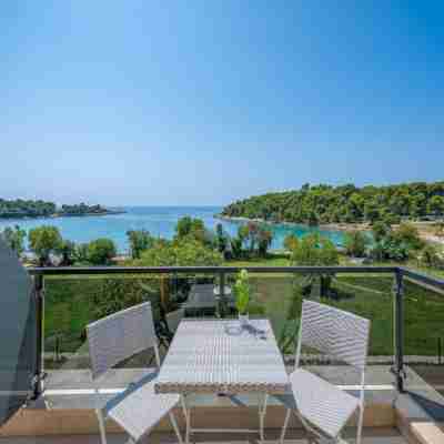 Villa Cedar - Fully Equipped Villa With 4 big Rooms for 8 Guests and a Seaview Rooms