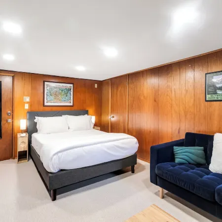Bright 1BR Near UW & Local Parks
