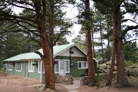 Charming Cabin, Next to National Park 3 Bedroom Cabin - #20-Ncd0297