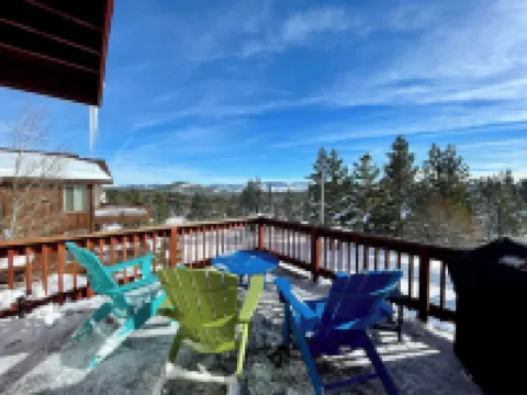 Family Friendly, Gorgeous Views and steps to Tahoe Donner Ski Hill