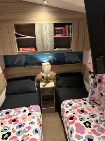 朗尼德里的舒適三卧室移動房屋，適合家庭入住 酒店