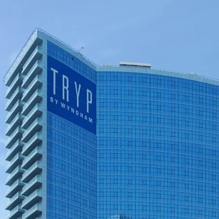 TRYP by Wyndham Dubai Отели рядом с достопримечательностью «Теком»