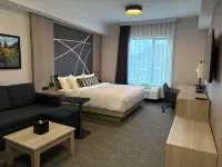 La Quinta Inn & Suites By Wyndham Kelowna Bc Hotels near Kelowna International Airport