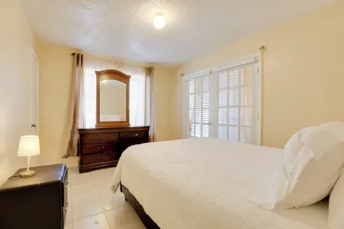 Houston Area Home w/ Yard - 5 Mi to Sugar Lakes! - 2-Star