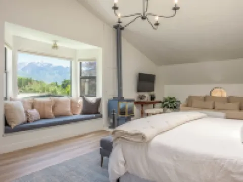 Skiers private retreat- sauna, fireplaces, hot tub ホラデイのホテル