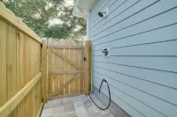West End Home w/ Yard < 1 Mi to Beach Access! - Parkering