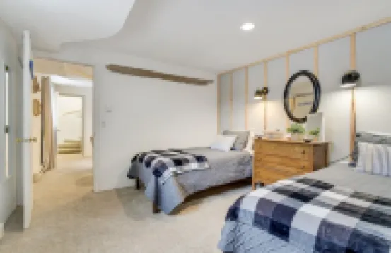 Spacious Home Just 3 Min. from Pleasant Mtn.  Spectacular Views of Mt Washington