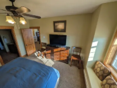 3 bed/2 bath condo, Grand Targhee/Jackson Hole skiing, Yellowstone home base