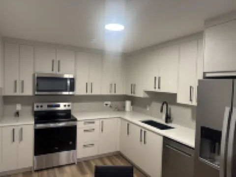 Modern Calgary Stay , Free Parking, Fast Wi-Fi Hotels in 