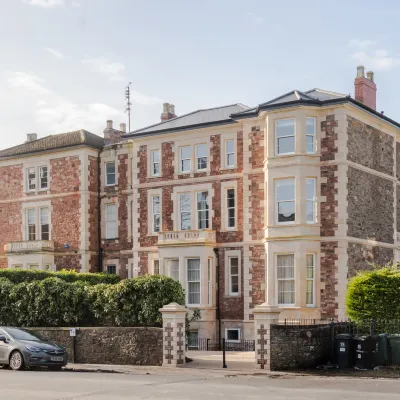 Pembroke House | 1 Bed apt LGF | Pin Stripe Pink Hotels near Clifton