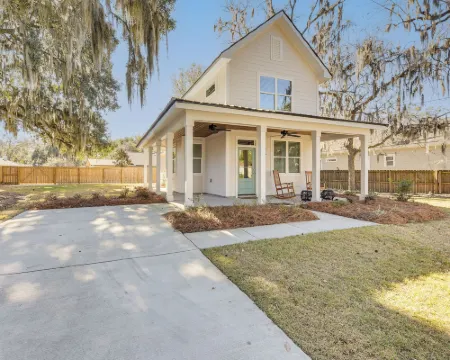 4 Mi to Forsyth Park: Updated Home w/ Large Yard! Hotels in Thunderbolt