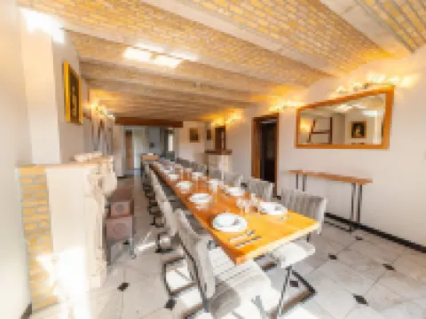 帶泳池的團體住宿，Chevron