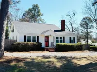 Fun House/King Bed - Close to Town/Full of Entertainment!