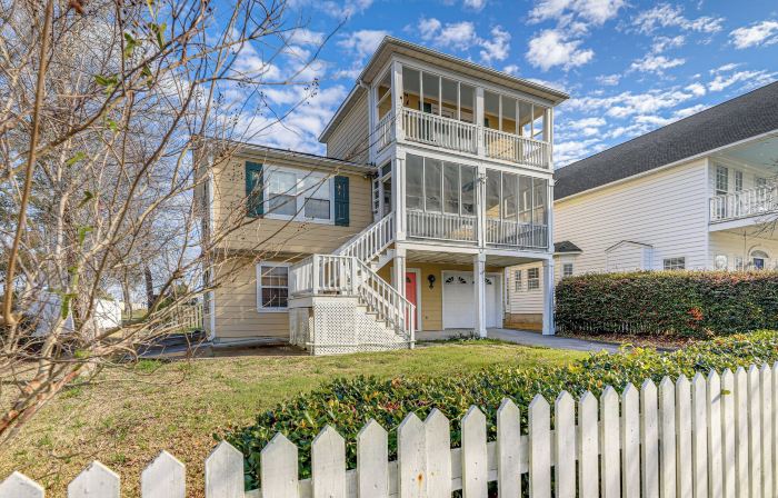 Beach, Pier Access! Pet-Friendly Crystal Coast Gem