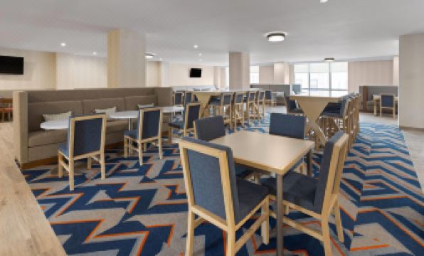 La Quinta Inn & Suites by Wyndham Jamaica NYC/JFK AirTrain