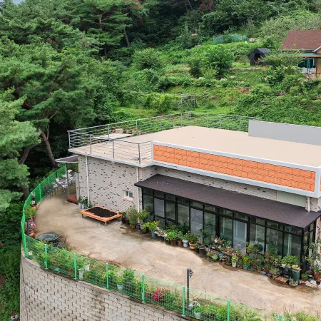 Inje Wildflower Pension Отели рядом с достопримечательностью «Собор Индже»