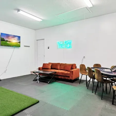 Modern Home! Golf Simulator - Poker - Pet Friendly