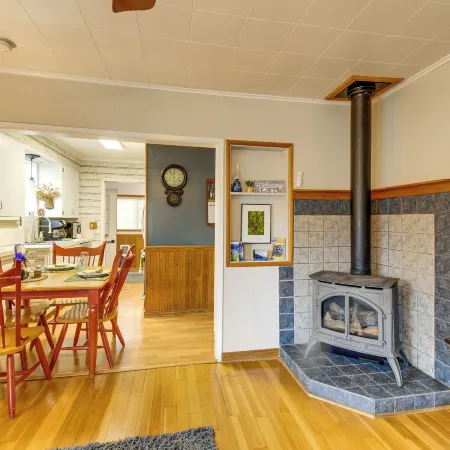 Walk to Twilight Sites! Forks Home w/ Hot Tub